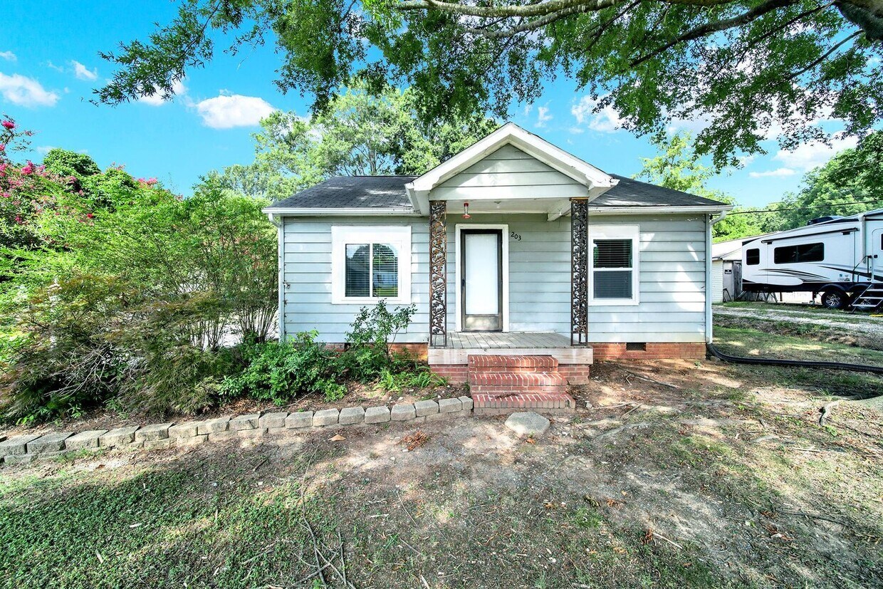 Foto principal - Wonderful Three Bed Two Bath Home in Stanf...