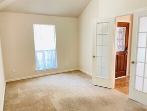 Building Photo - 10723 Lake Riata Ln
