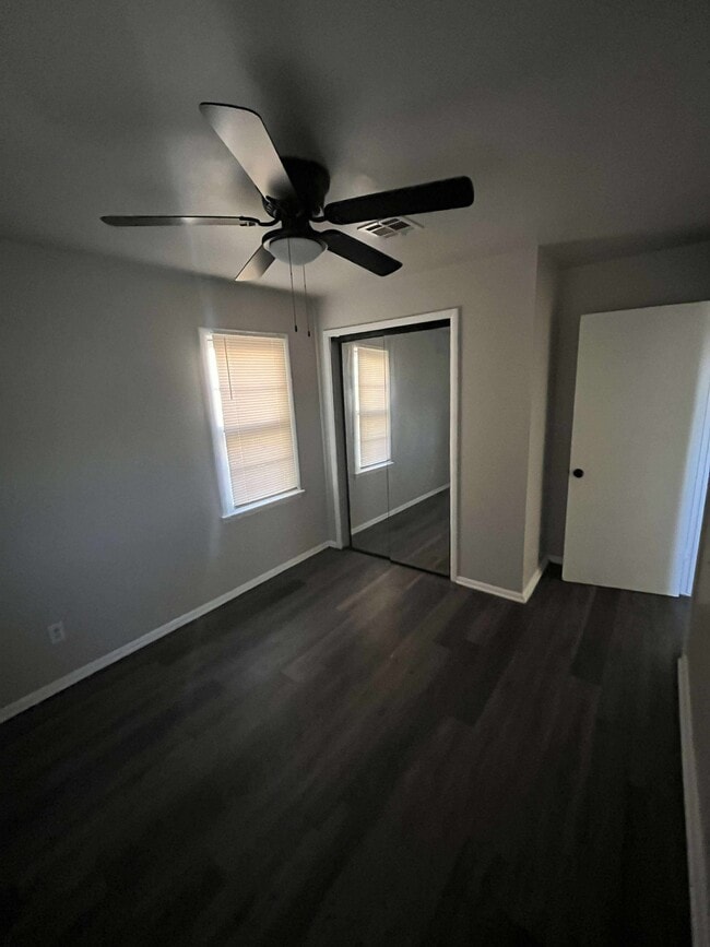 Foto del edificio - 701 E Holman Ct