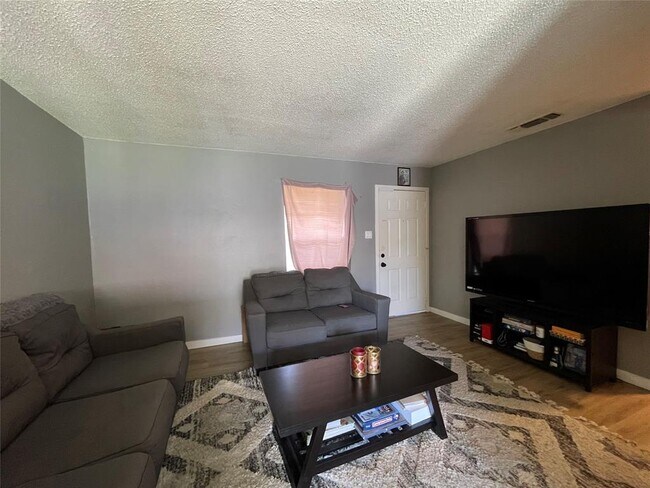 Building Photo - 2405 Parker Cir