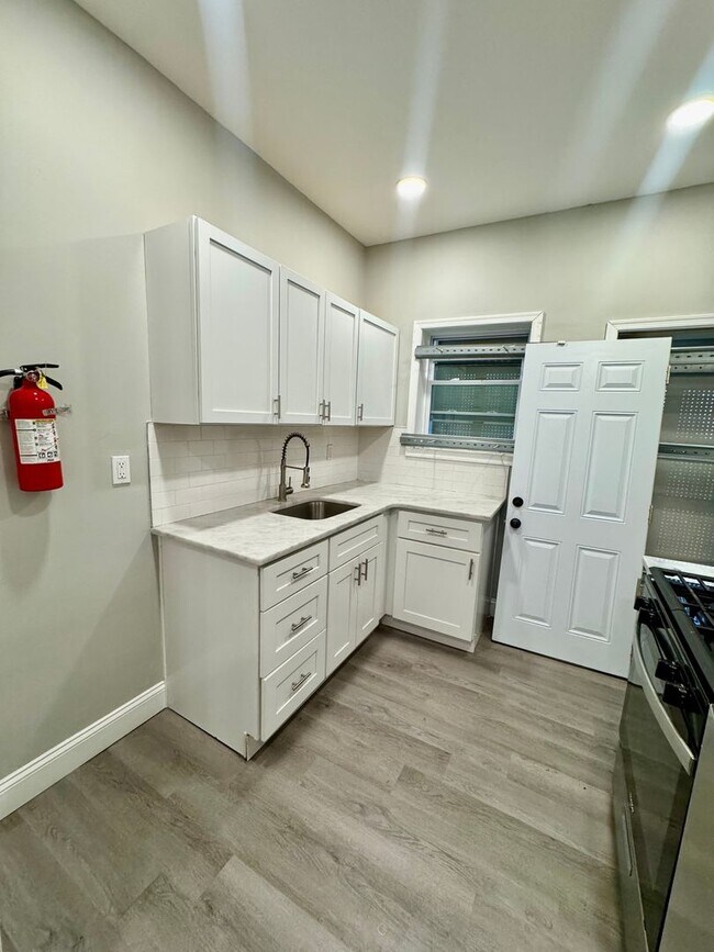 Building Photo - 2 Bedroom Available Now
