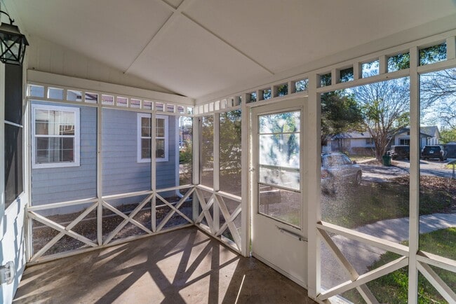 Building Photo - RENOVATED 2-BEDROOM IN ALAMO HEIGHTS
