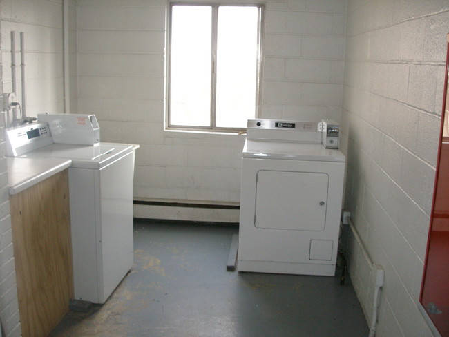 Laundry Room - Franklin House Apartments