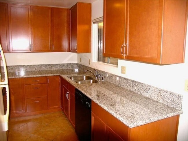 Building Photo - Stunning 3-Bedroom 1.5 bath home located i...