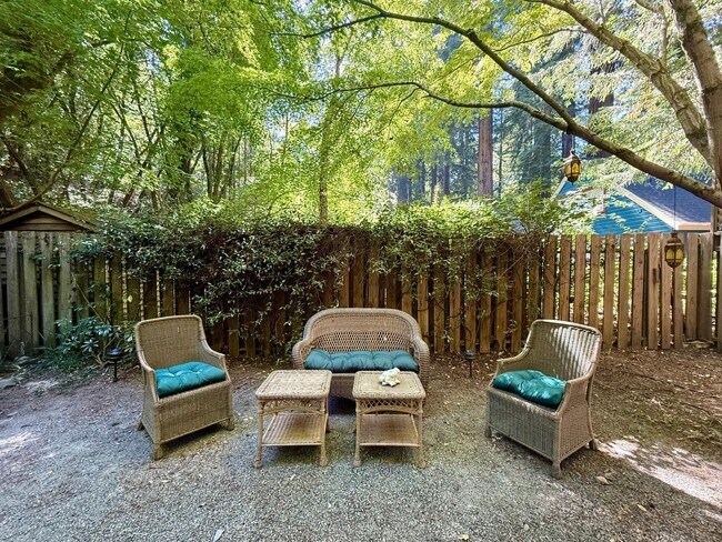 Foto del edificio - PEACEFUL MADRONE CANYON ONE BEDROOM COTTAGE NEAR DOWNTOWN LARKSPUR