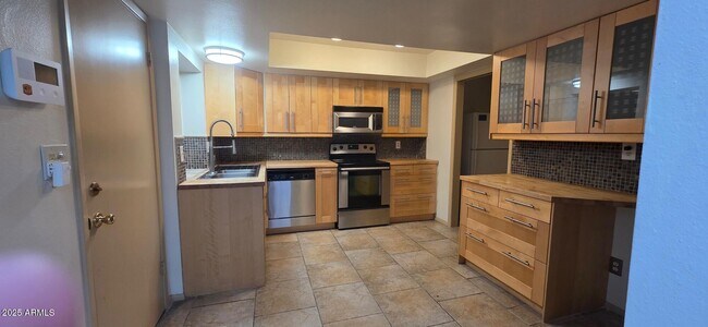 Foto del edificio - 7744 E Camelback Rd