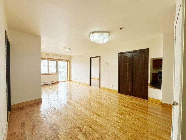 Foto del edificio - 41-42-42 College Point Blvd