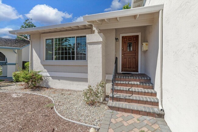 Building Photo - SPACIOUS SINGLE FAMILY HOME FOR RENT IN SU...