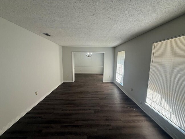 Building Photo - 1513 Deerwood Dr E