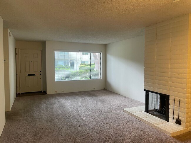 Foto del edificio - Two Story 3 Bedroom/2.5 Bathroom w/Two Car Garage