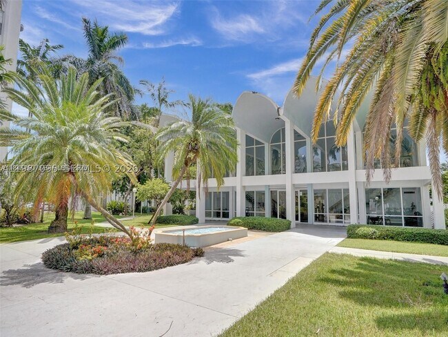 Foto del edificio - 488 NW 165th St