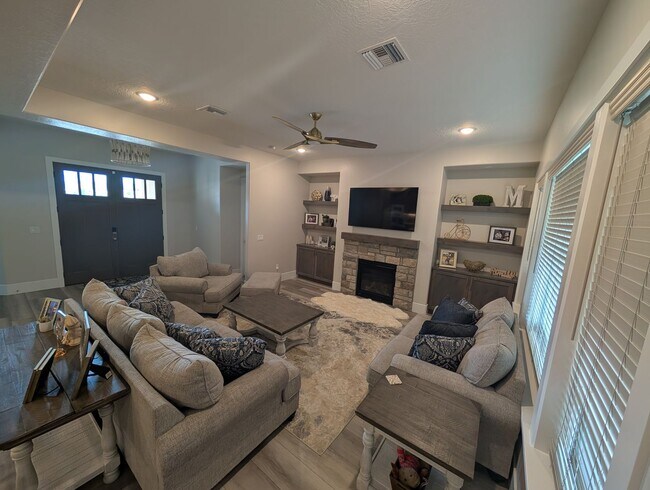 Building Photo - Elegant Residence on an Arce Lot