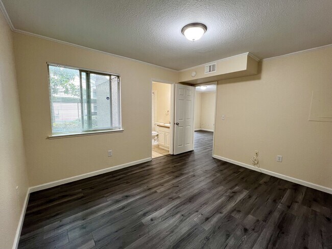 Building Photo - 1225 Lakeview Cir