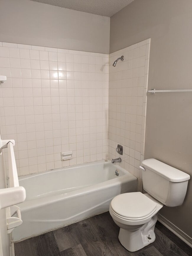 Building Photo - Upstairs 2 Bedroom Apartment - Remodeled May 2023