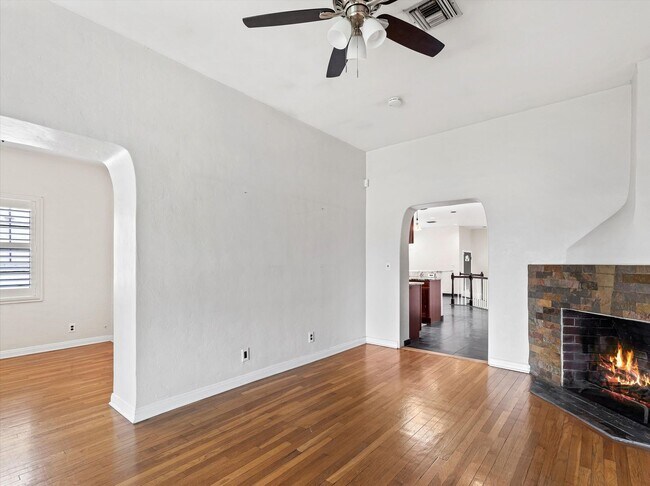 Foto del edificio - Sam Hughes Remodeled Home