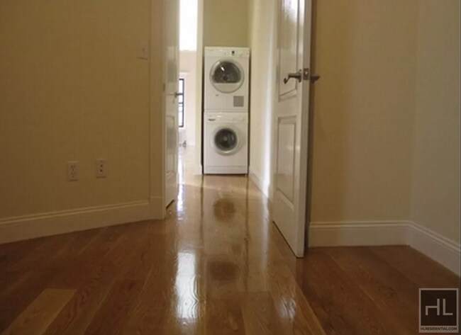 Building Photo - GORGEOUS MIDTOWN WEST 2 BEDROOM - WON'T LA...