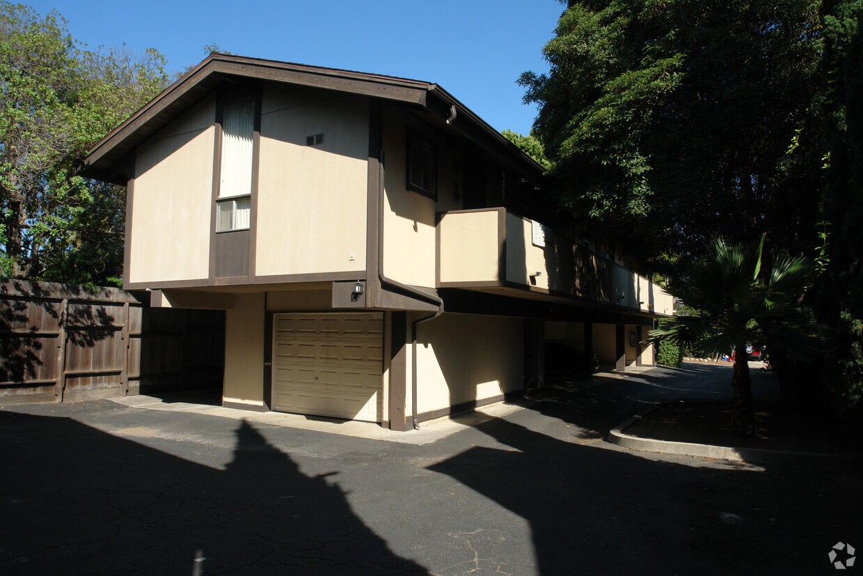 Primary Photo - 225 W Los Olivos St