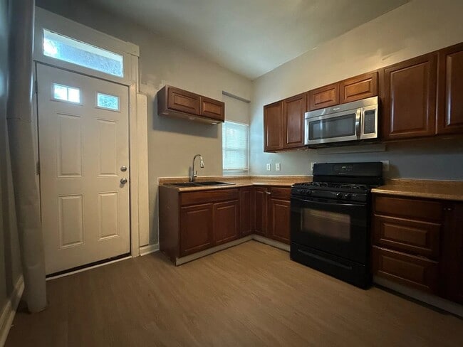 Building Photo - 1625 Appleton St