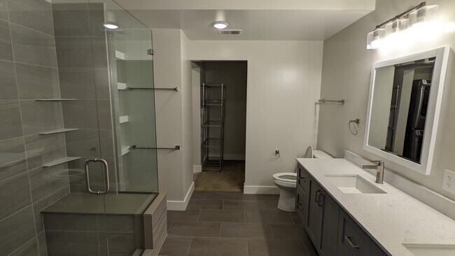 Main bathroom - 221 E Mountain Ave
