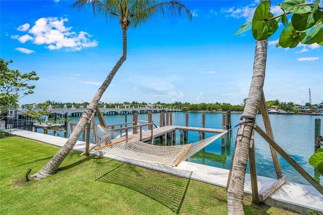 Building Photo - 250 S Hibiscus Dr