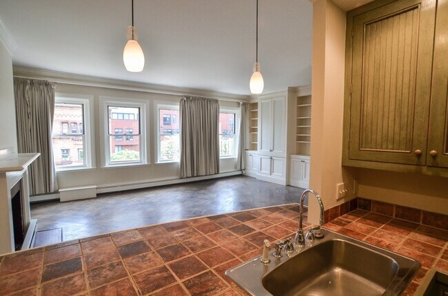 Building Photo - 180 Newbury St