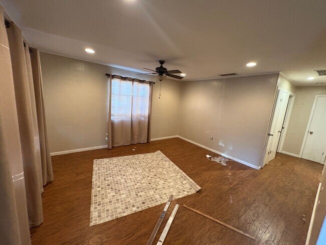 Foto del edificio - Tavares 2 Bed 1 Bath w/ Den!