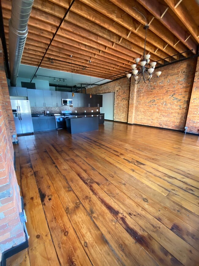 Building Photo - 139 E Main St