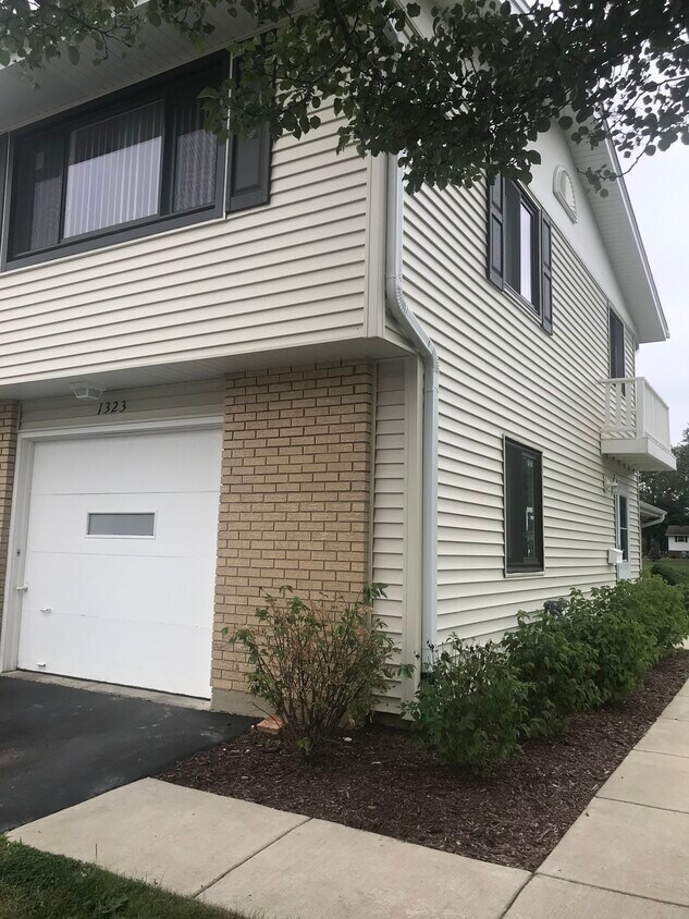 1323 Wakeby Ln, Schaumburg, IL 60193 Townhome Rentals in Schaumburg