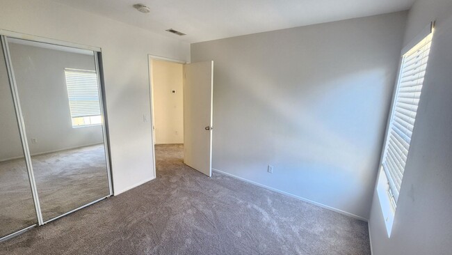 Building Photo - 2 Bedroom, 2 Bath Condo in Eastlake Shores