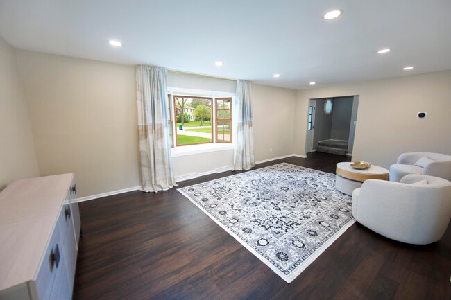 Building Photo - 10234 N La Cresta Dr