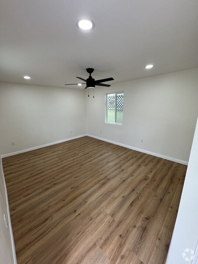 Building Photo - 833 Sartori Ave
