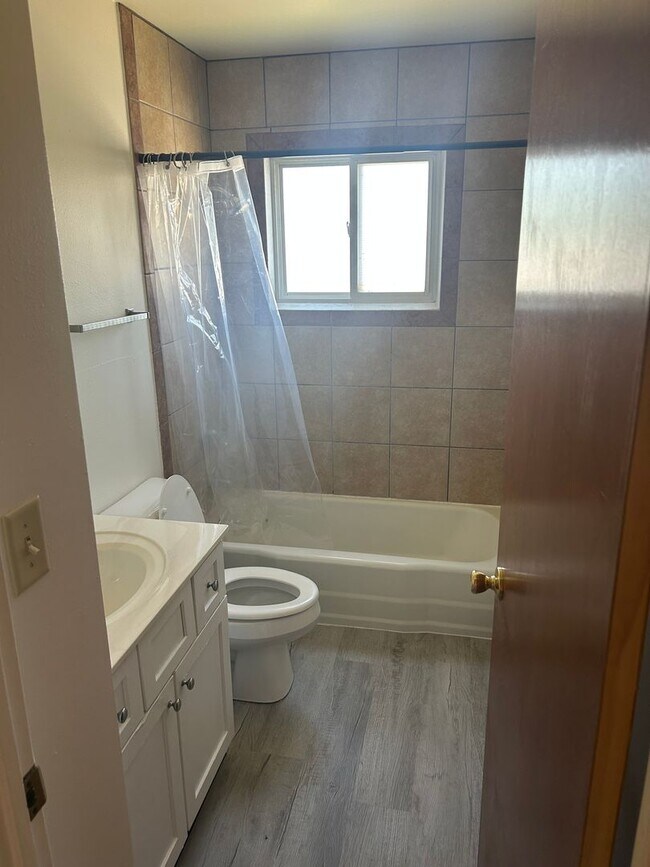 Foto del edificio - 2 Bedroom Upper with Heat and Water included