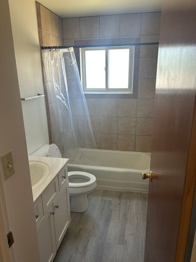 Building Photo - 2 Bedroom Upper with Heat and Water included