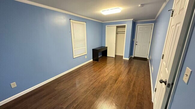 Foto del edificio - 324 Fuller Rd