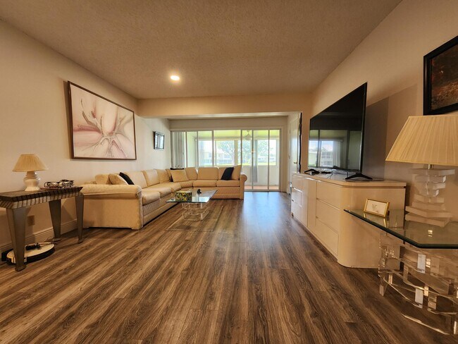 Foto del edificio - 1560 NW 18th Ave