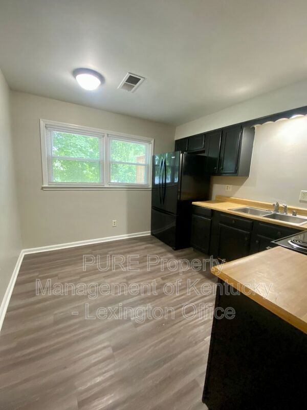 Building Photo - 3736 Camelot Dr