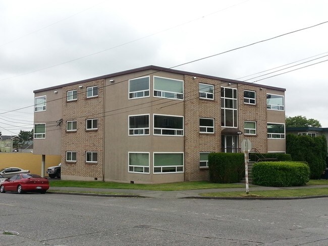 Building Photo - 4238 Evanston Ave N