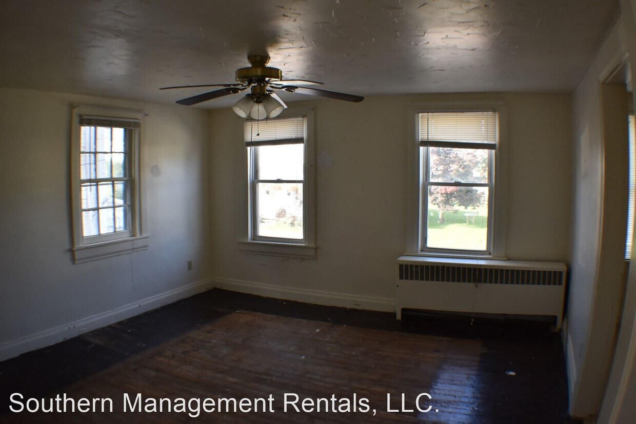 Building Photo - 2 br, 1 bath House - 111 N. Main St. Apt B
