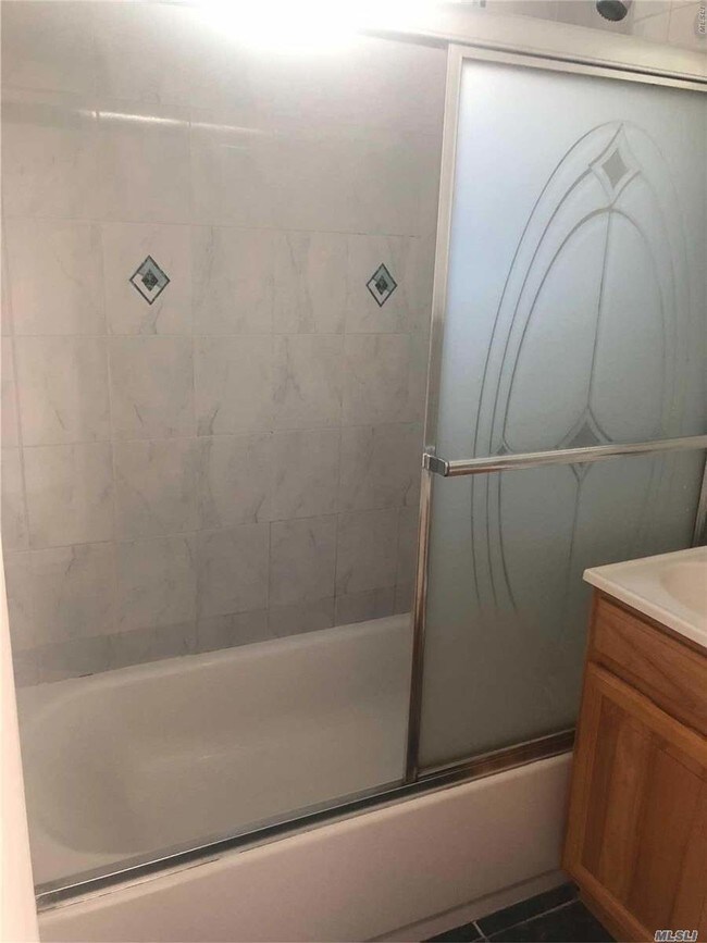 Foto del edificio - 57-32 Waldron St