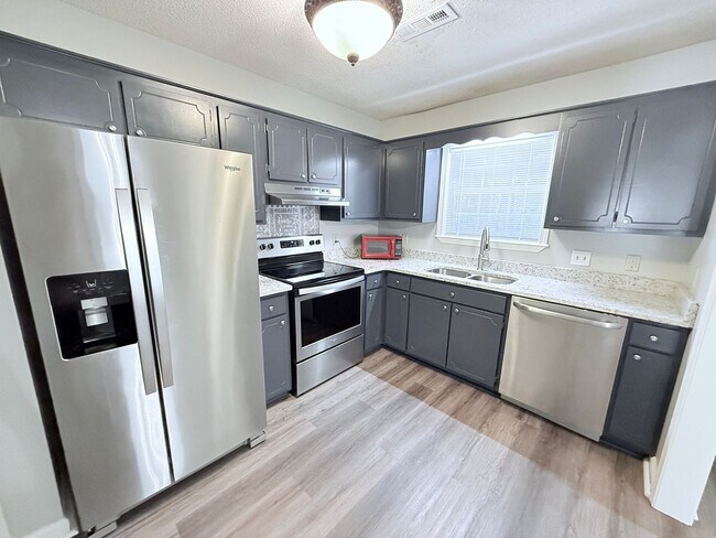 Foto del edificio - 1006 Creekside Pl