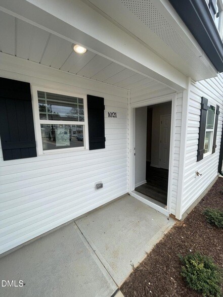 Foto del edificio - 1021 Peony Ln