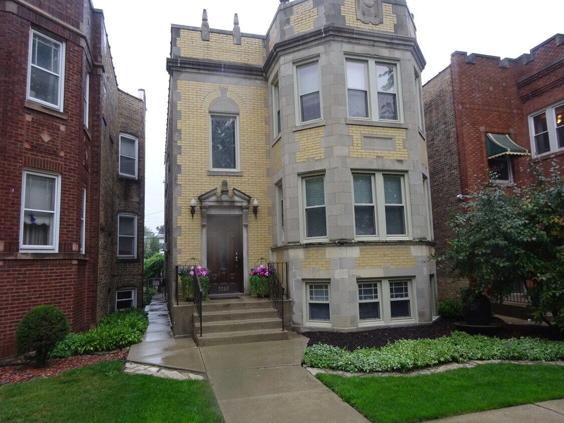 Primary Photo - 5528 W Berteau Ave