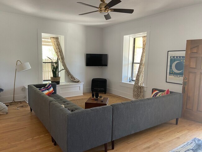 Sala de estar - 301 E Columbia St