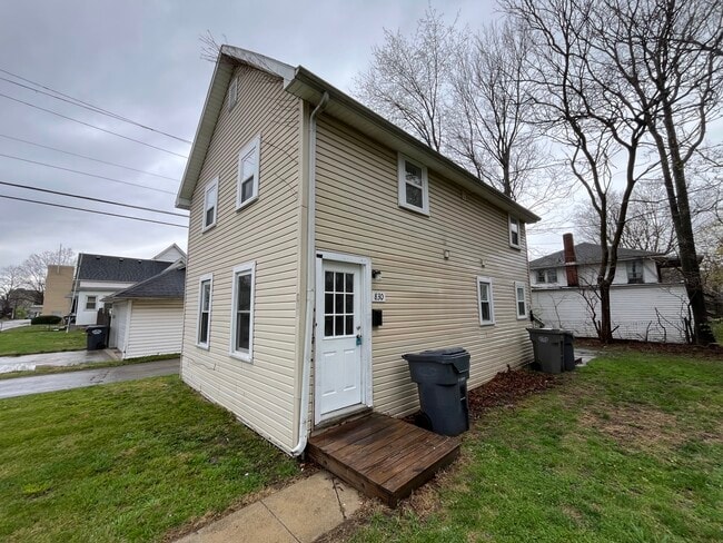 Building Photo - 830 E 7th St