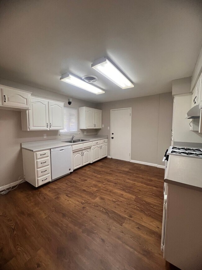 Building Photo - 569 E. GAIL  LARGE 3 BEDROOM 2 BATHROOM HO...