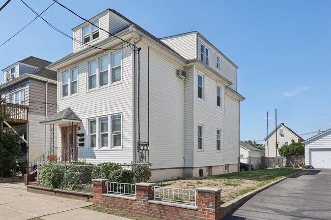 Building Photo - 153 Banta Ave