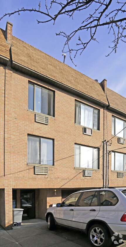 Building Photo - 149-11 Barclay Ave