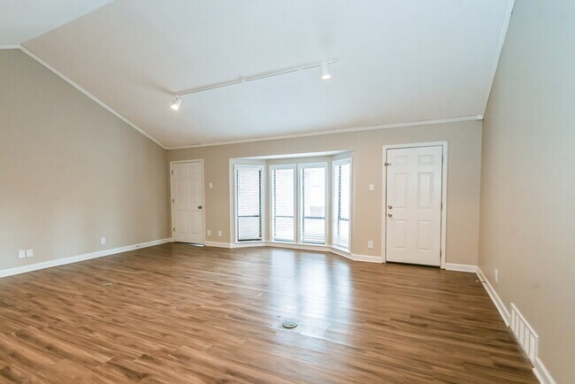 Foto del edificio - 5481 Raleigh Lagrange Rd