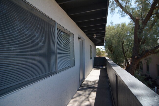 Foto del edificio - Remodeled 3 Bedroom 1 Bath Five-plex! Close to Downtown and the UofA!