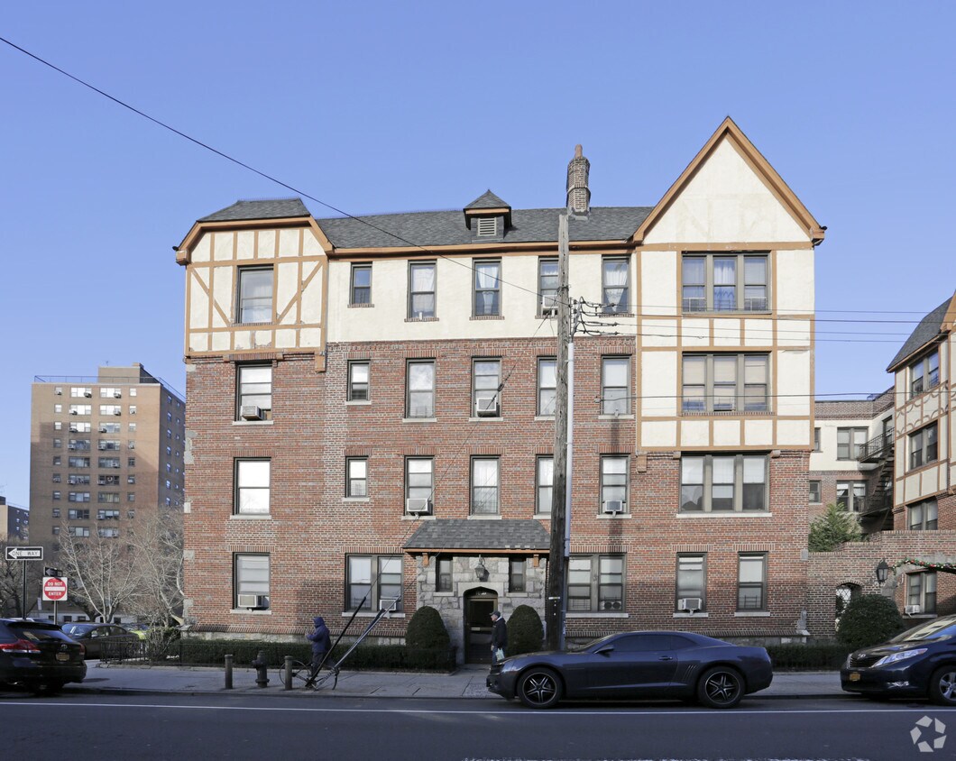 Building Photo - 3310 Crescent St